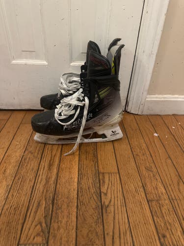 2023 Bauer Vapor Hyperlite 2 Hockey Skates Regular Width 8.5 (Used)