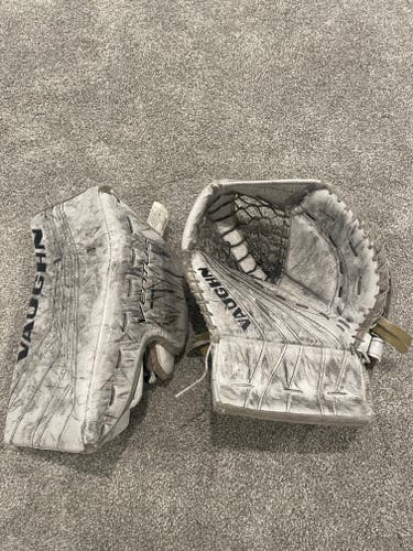 Intermediate Glove and Blocker Vaughn Ventus SLR 2 (Used)