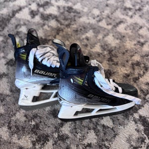 2023 Bauer Vapor Hyperlite 2 Hockey Skates Size 4.5 (Used) with FLY-TI steal