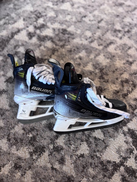 2023 Bauer Vapor Hyperlite 2 Hockey Skates Size 4.5 (Used) with FLY-TI steal
