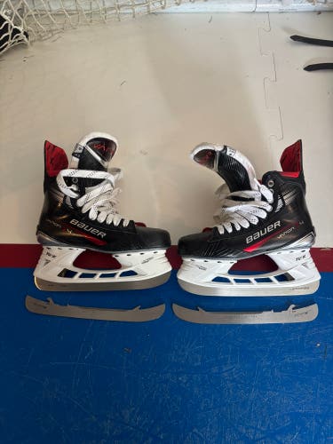 Black 2023 Bauer Vapor X4 Hockey Skates Regular Width 6 (Used)