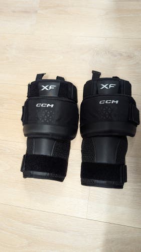 CCM (Used) intermediate XF knee guards
