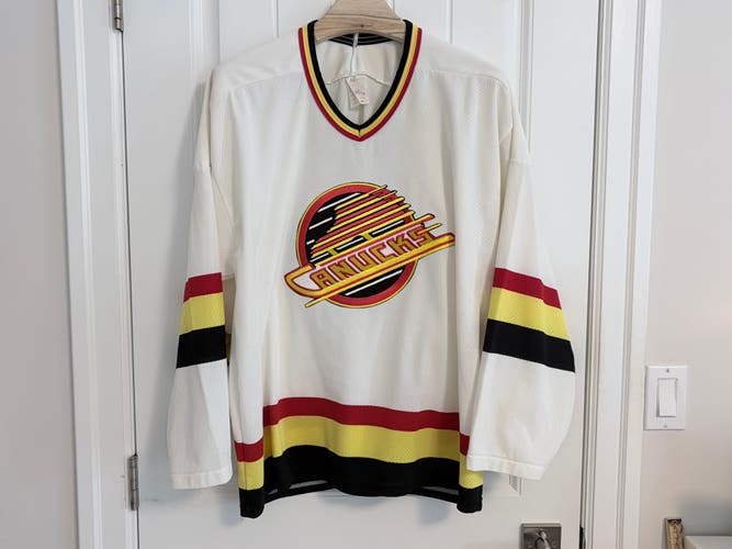 Authentic Vintage Maska Vancouver Canucks White Skate Jersey Size XL