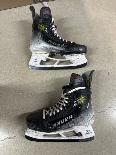 AHL Rockford Ice Hogs Bauer Vapor Hyperlite 2 Hockey Skates Pro Stock 8.5 (Used)