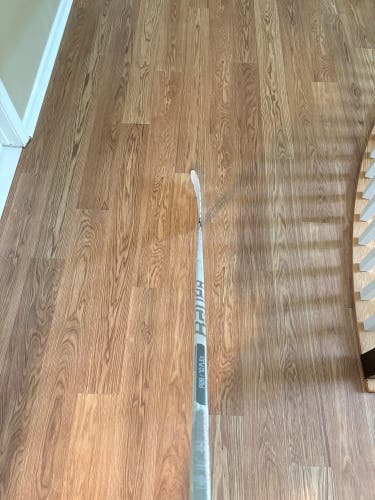All White Bauer Proto2 Right Handed Hockey Stick P28 70 Flex (Used)