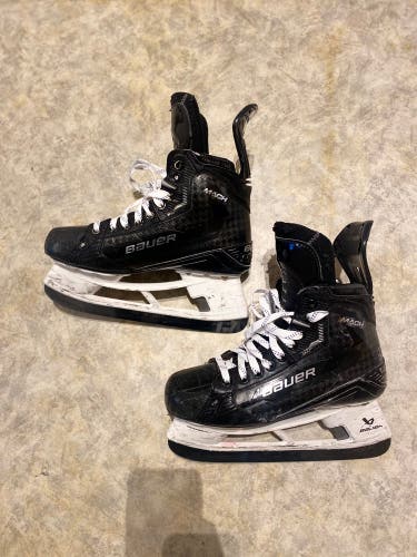 Black 2022 Bauer Supreme Mach Hockey Skates Regular Width 8.5 (Used)