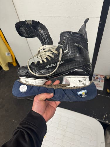 2022 Bauer Supreme Mach Hockey Skates Regular Width 9 (Used)