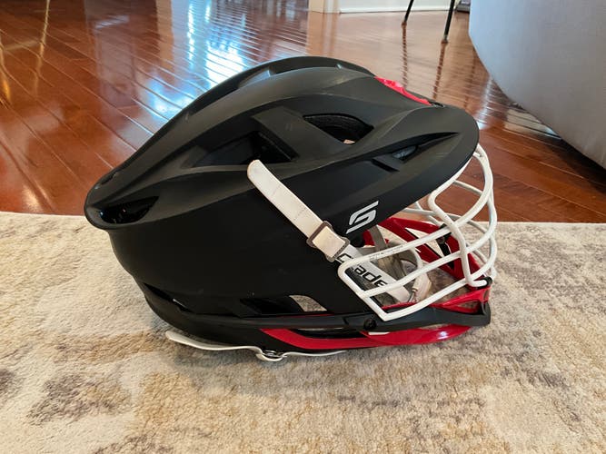 Matte black Cascade S Helmet (Like new!) SEND OFFERS PLZ. WILLING TO NEGOTIATE!