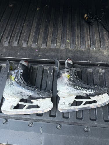 2021 Bauer Vapor Hyperlite Hockey Skates 8 (Used)
