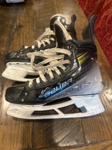 2021 Bauer Vapor Hyperlite Hockey Skates Regular Width 9 (Used)