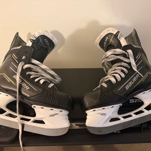 Black 2024 Bauer Supreme M40 Hockey Skates 5.5 (Used)