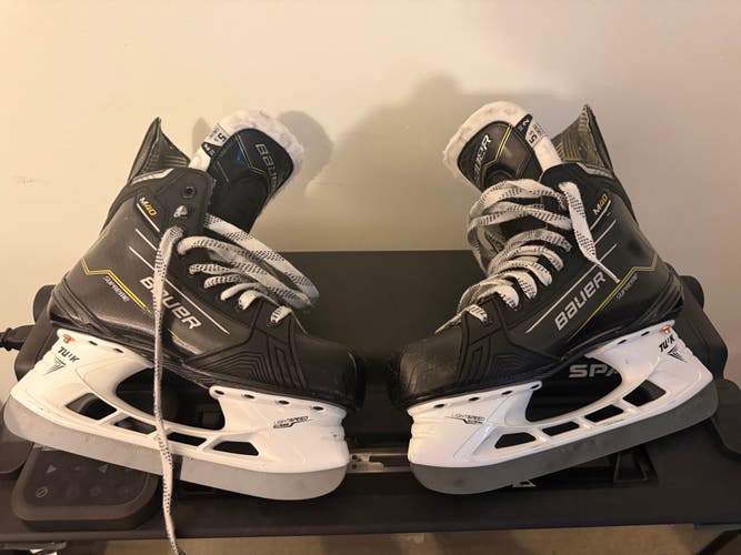 Black 2024 Bauer Supreme M40 Hockey Skates 5.5 (Used)