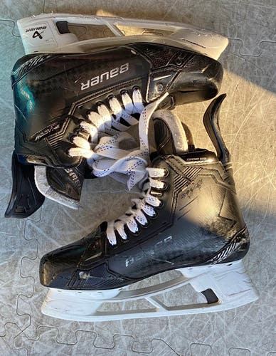 Black 2024 Bauer Supreme Shadow Hockey Skates Regular Width 9 (Used)