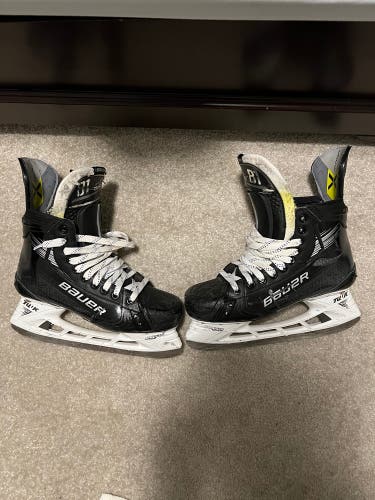 Black 2023 Bauer Vapor Hyperlite 2 Hockey Skates Regular Width Pro Stock 8 (Used)