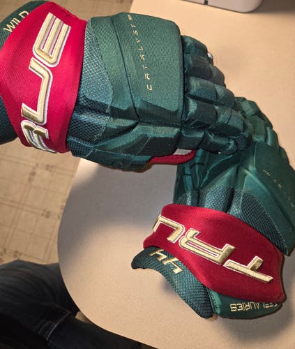 True Catalyst 9x Pro Gloves 14" Pro Stock (Used)