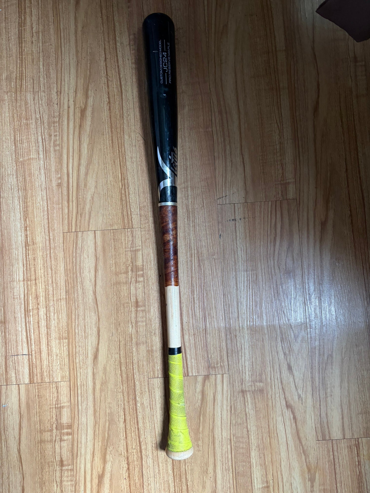 Victus JC24 Maple Bat (-3) 28 oz 32