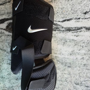 Baseball/softball left handed batting leg guard