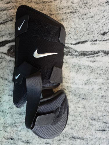 Baseball/softball left habded batting leg guard