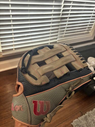 2023 Wilson A2000 RH Infield Baseball Glove 12" (Used)