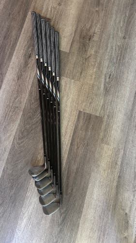 Men's 2013 TaylorMade Speedblade Right Handed Iron Set Regular Flex Graphite Shaft 6 Pieces (Used)