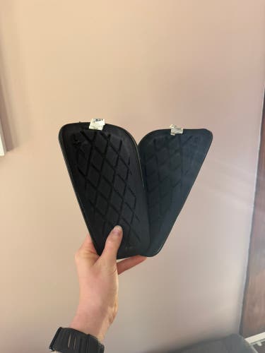 Unisex Medium Adidas Shin Guards (Used)
