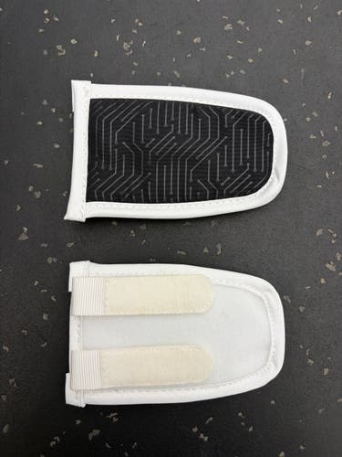Bauer S26 Goalie Pad Knee Wing Pair - White (1060623)