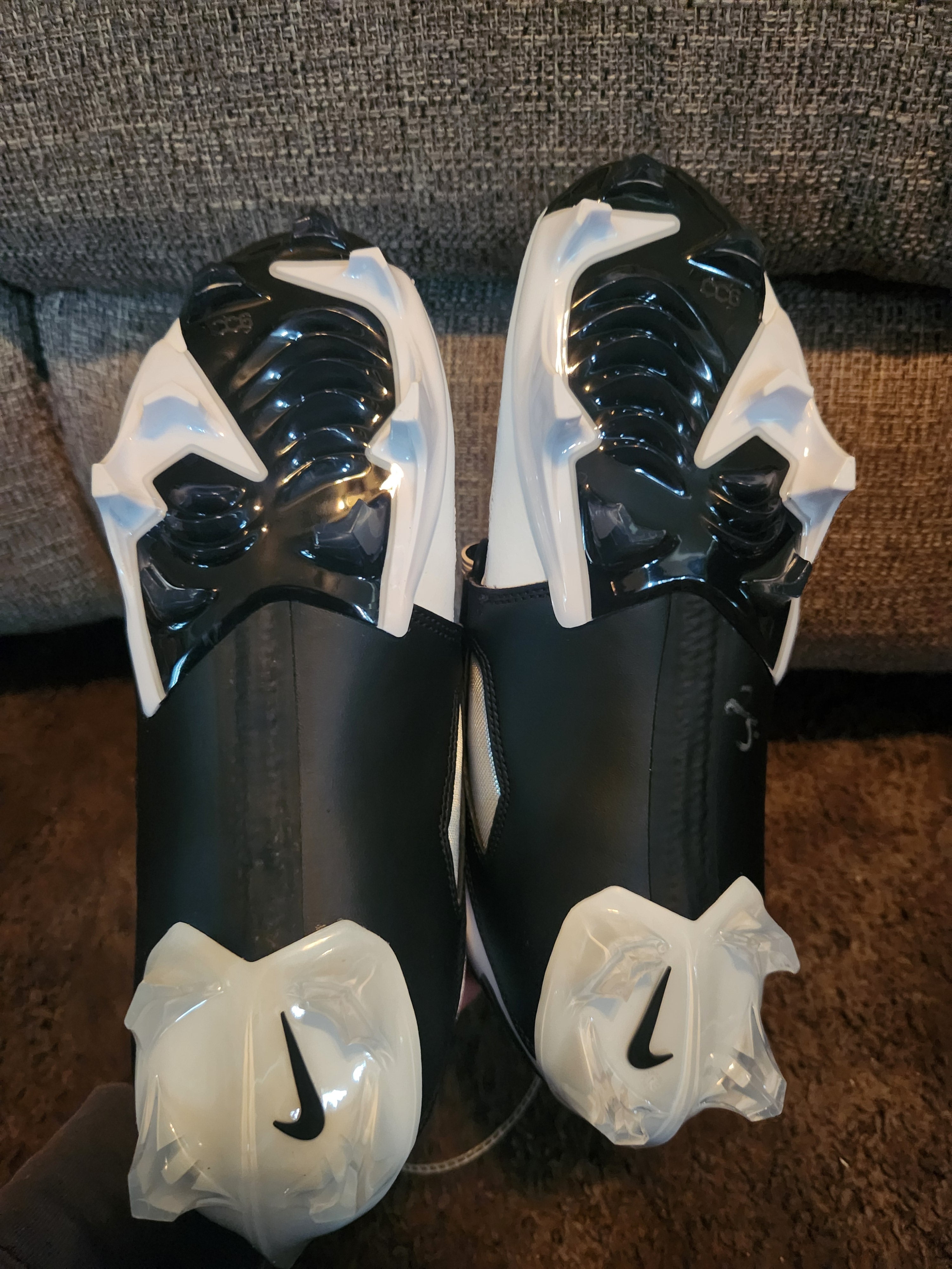 Nike Diamond Turf DT 93 TD Football Cleats White Black  display picture 2
