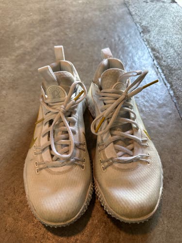 White Men's Size M 7.0 (W 8.0) Adult Nike Huarache 9 Elite Low Low Top Turf Cleats (Used)