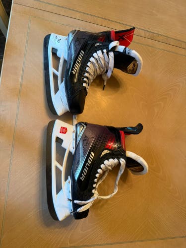 2023 Bauer Vapor X5 Pro Hockey Skates Regular Width 8.5 (Used)