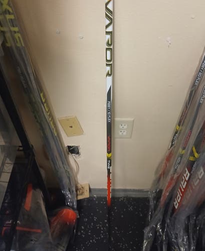 Youth Bauer X S23 Right Handed Hockey Stick P28Y Less Than 30 Flex