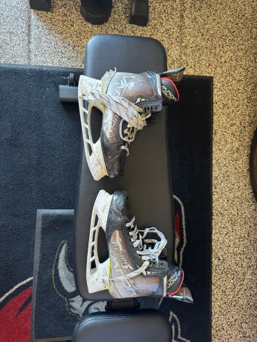 2021 Bauer Vapor Hyperlite Hockey Skates Regular Width 9 (Used)