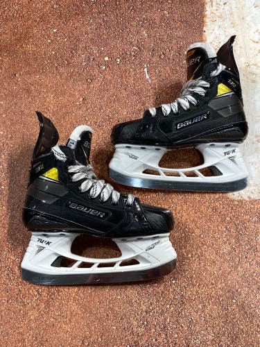 Junior Bauer Supreme 3S Pro Hockey Skates Regular Width Size 1.5 (Used)
