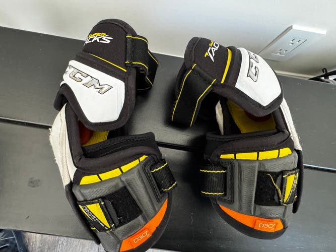 Junior Medium CCM Super Tacks AS1 Elbow Pads (Used - great condition