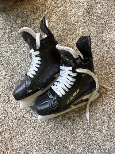 Black 2024 Bauer Supreme Shadow Hockey Skates Regular Width 9 (Used)
