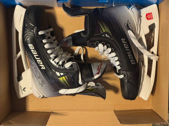 2023 Bauer Vapor Hyperlite 2 Hockey Skates Wide Width 9 (lightly used)
