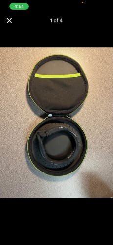 Q Collar/ Brand New never worn/ with sleeve/ 14”