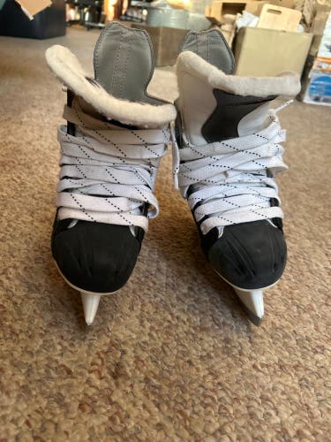 Black/Gray Nike Ignite 1 Hockey Skates Size 2 (Used)