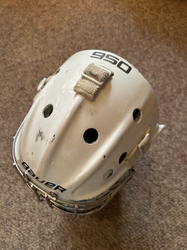 Senior Medium Bauer 950 Goalie Mask (Used)