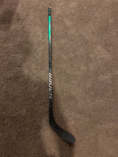 OEL Green Senior Bauer Vapor Flylite Left Hand Hockey Stick P28 82 Flex Pro Stock (Used)