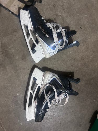 2025 Bauer Vapor Flylite Hockey Skates Regular Width 8 (Used)