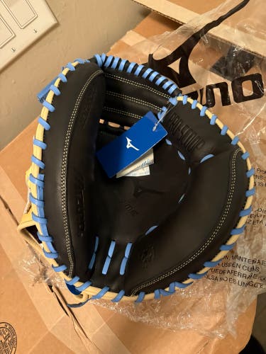 Mizuno Catcher's Glove (New) New Mizuno 34inch Catcher Glove RHT