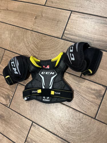 Small Youth CCM Tacks 9550 Shoulder Pads (Used)