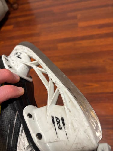 CCM Tacks 9050 Hockey Skates Regular Width Size 1.5 (Used)