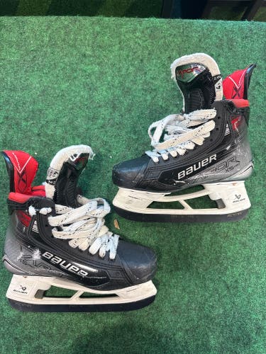 Intermediate Bauer Vapor X5 Pro Hockey Skates (Fit 2) Size 4.5 (Used)