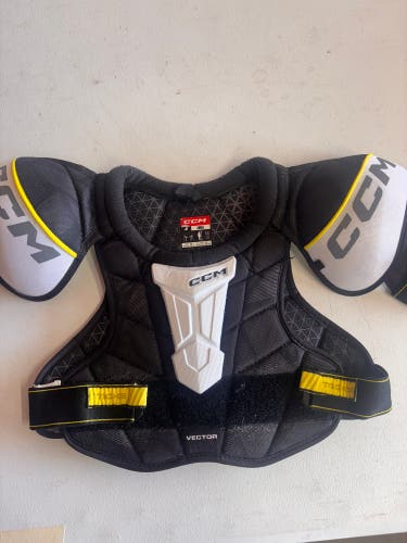 Small Junior CCM Tacks Shoulder Pads (Used)