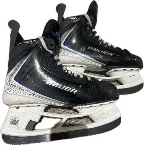 2023 Bauer Vapor Hyperlite 2 Hockey Skates Regular Width 7.5 (Used)