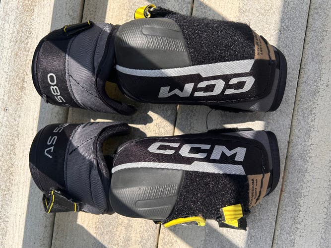 Junior Medium CCM Tacks AS 580 Elbow Pads (Used)