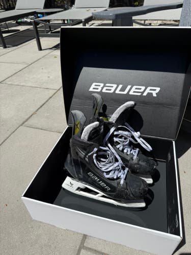 Black 2023 Bauer Vapor Hyperlite 2 Hockey Skates Pro Stock 9.5 (Used)