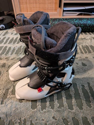 Mondo 25 & 25.5 Women's All Mountain Ski Boots Soft Flex (Used)