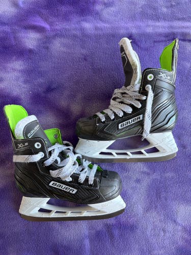 Junior Bauer XLS Hockey Skates Regular Width Size 2 (Used)